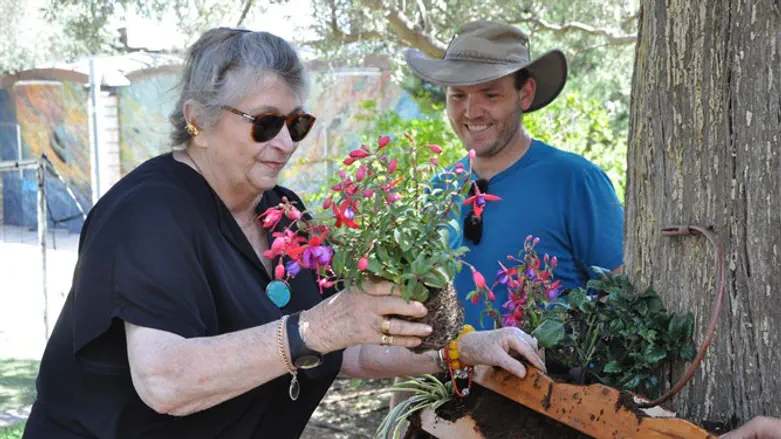נחמה ריבלין בגינת בית הנשיא