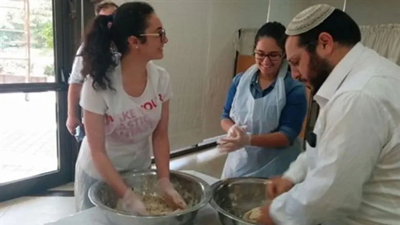 Baking Matzot in Lindenbaum Seminary