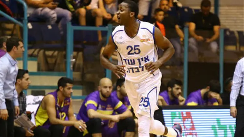 ערב קליעה נדיר. טאקר הערב