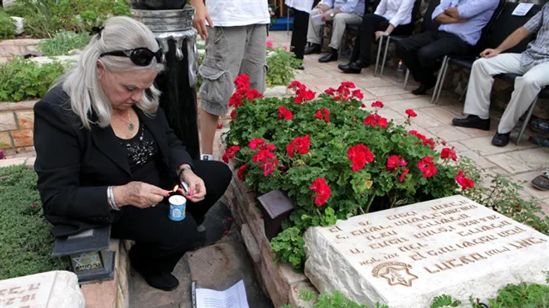 רעייתו של גנדי על קבר בעלה