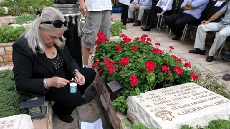 רעייתו של גנדי על קבר בעלה