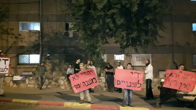 ההפגנה מול ביתו של ניזרי