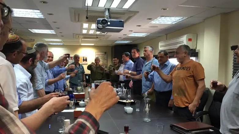 הרמת כוסית עם אלוף הפיקוד