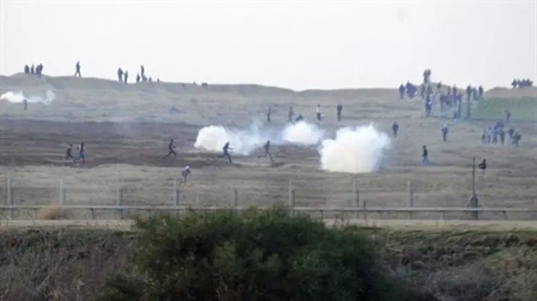Terrorists storm Gaza fence (file)