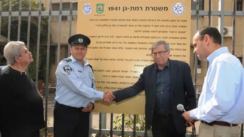 הסרת הלוט מעל שלט ההסברה