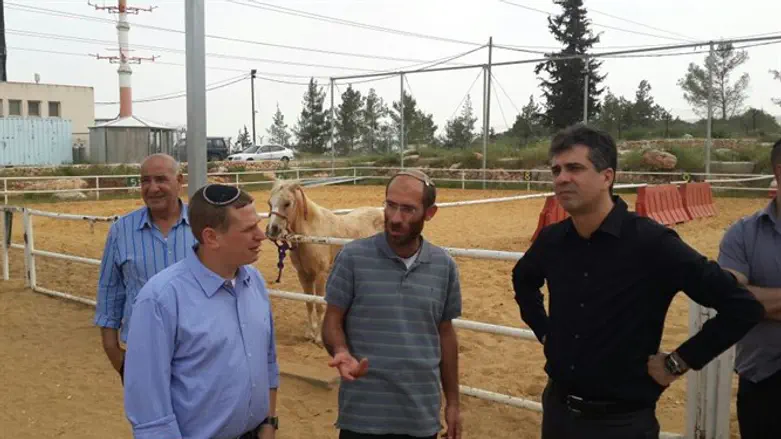 ח"כ אלי כהן (מימין) בגוש עציון