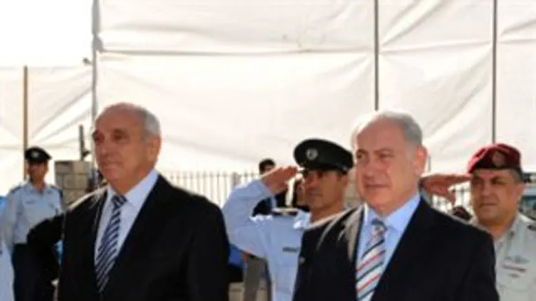 נתניהו ואהרונוביץ' במטה הארצי. היום