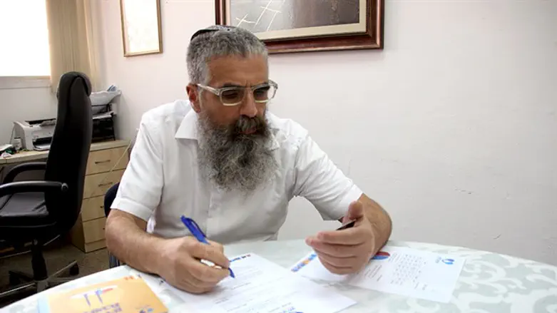 הרב שרלו חותם