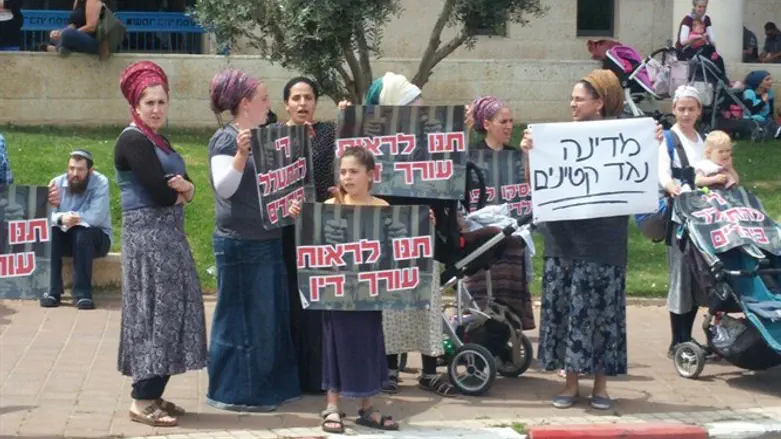 חברי העצורים מפגינים. השבוע