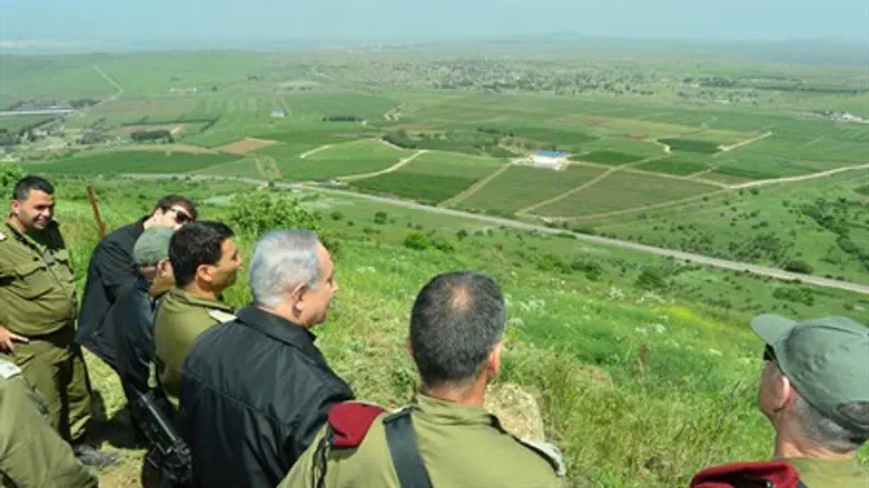 Netanyahu looks out over Syria