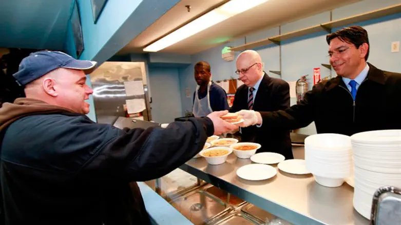 השגרירים מגישים אוכל, בבית התמחוי בניו יורק