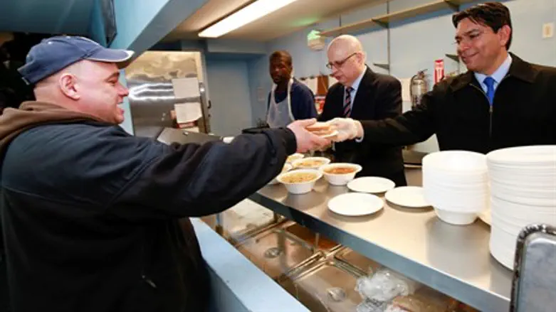 The ambassadors serving lunch at the shelter