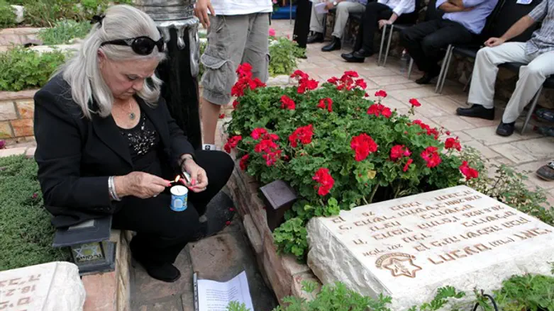 יעל זאבי ליד קבר בעלה בהר הרצל