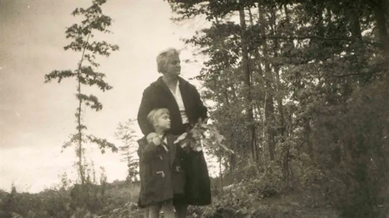 חיכתה לטלפון שישים וחמש שנה