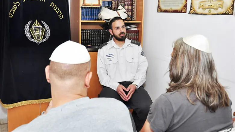 "מחקרים מראים שלשיקום התורני יש אחוזי הצלחה גבוהים במניעת חזרה לפשיעה". הרב יגָאֵל ללום