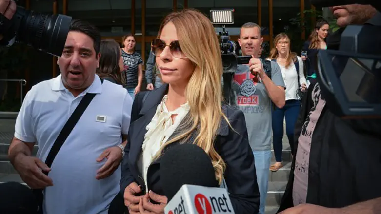 ענבל אור בצאתה מבית המשפט בתל אביב