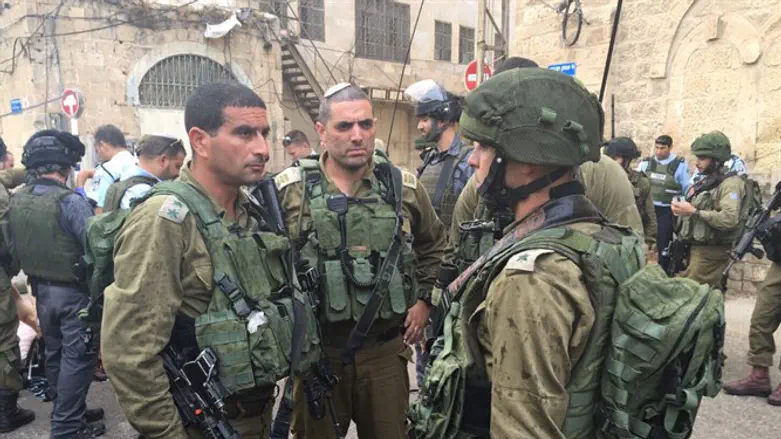 בתמונה: מח"ט יהודה, אל"ם יריב בן עזרא ומג"ד צבר, סא"ל קובי בראל