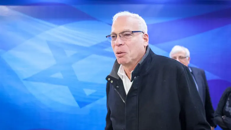 לא עושה כל מה שאפשר וצריך כדי לאלץ את הבית היהודי להתחשב בעמדתו. אורי אריאל