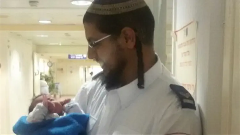 האב המאושר והתינוקת בבית החולים