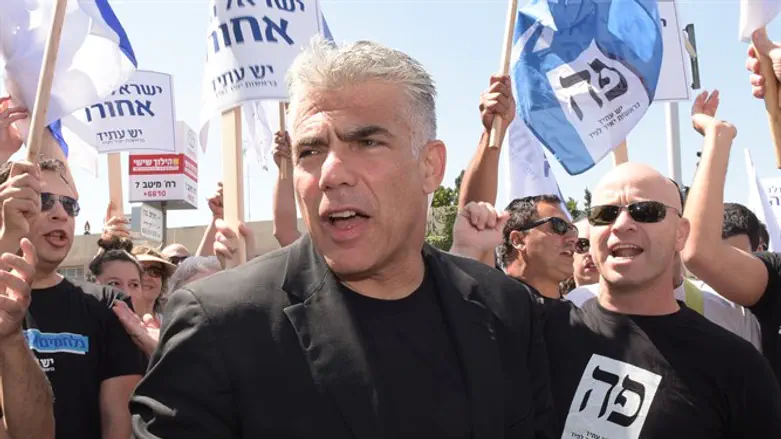 לפיד בהפגנת יש עתיד