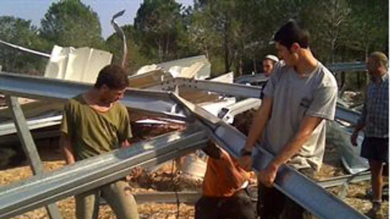 הלוחמים בונים את החווה