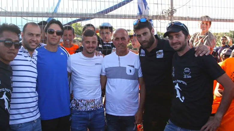 מנהלי הטורניר יחד עם כוכבי בית"ר