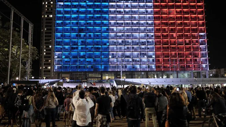 בניין העירייה מואר בדגל צרפת