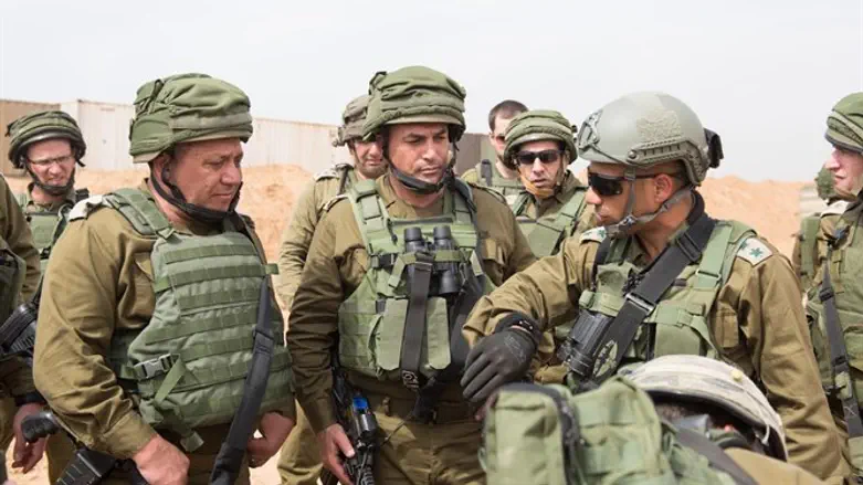 הרמטכ"ל בשטח חשיפת המנהרה