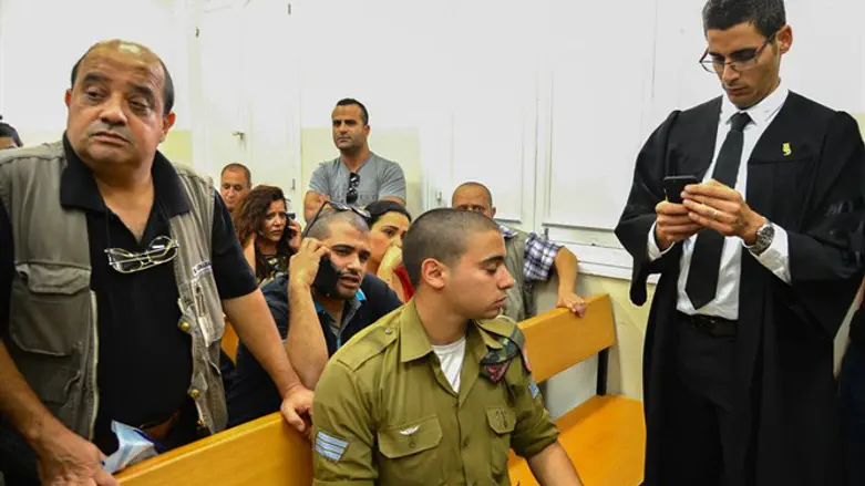 אלאור ואביו בדיון