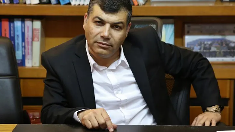 יוסי בכר ראש העיר בת-ים. האצטדיון יוקם?