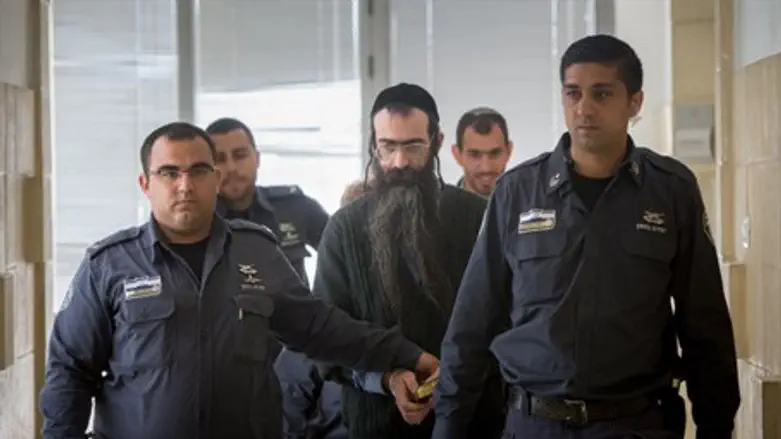 Ишай Шлиссель на пути в суд