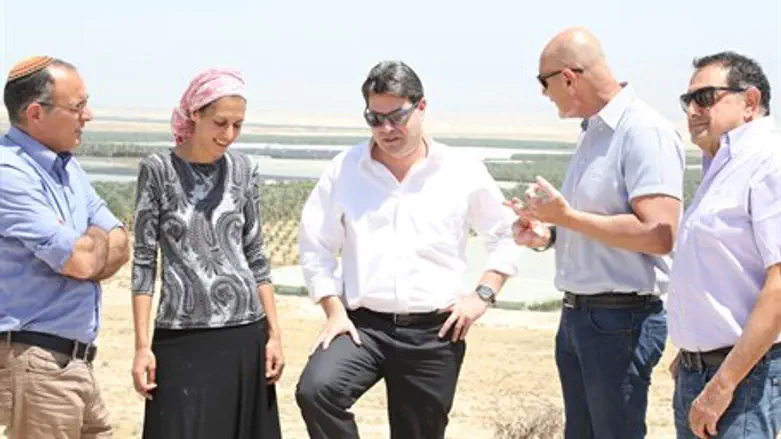 Akunis (center) with regional council heads