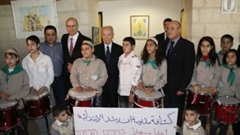 הנשיא חוגג עם ילדי קלאנסווה