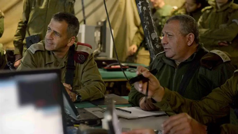 הרמטכ''ל איזנקוט ואלוף הפיקוד כוכבי