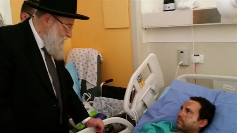 הרב שטרן עם אחד הפצועים