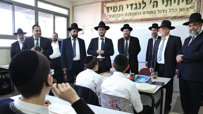 מנכ"ל מעיין החינוך התורני מבקר בבית ספר ברשת. אילוסטרציה