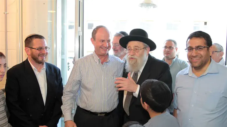 הרב שטרן בקביעת המזוזה
