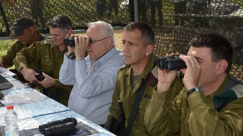 ריבלין צופה בתרגיל. היום