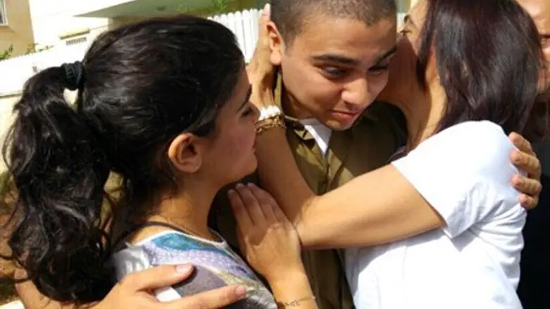 Элиор Азария вернулся домой