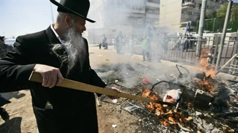 Burning chametz (illustration)