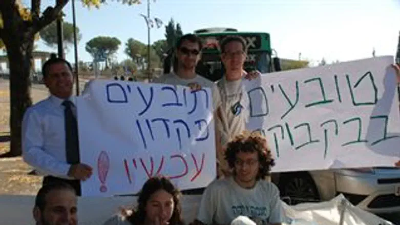 טובעים בבקבוקים. ההפגנה הבוקר