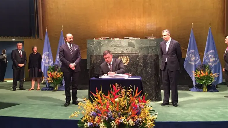 השר גבאי בטקס החתימה