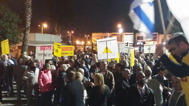 מאות תושבי עפולה מפגינים