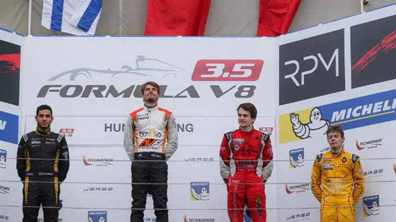 רוי ניסני בטקס כשמעליו דגל ישראל.