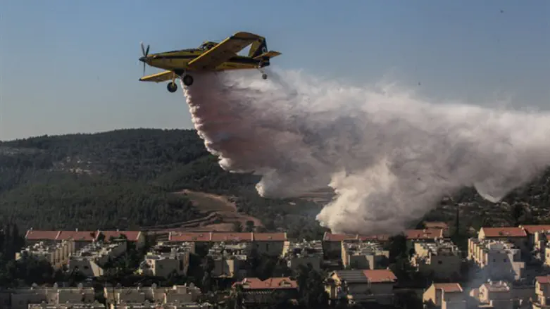 מטוס כיבוי בפעולה