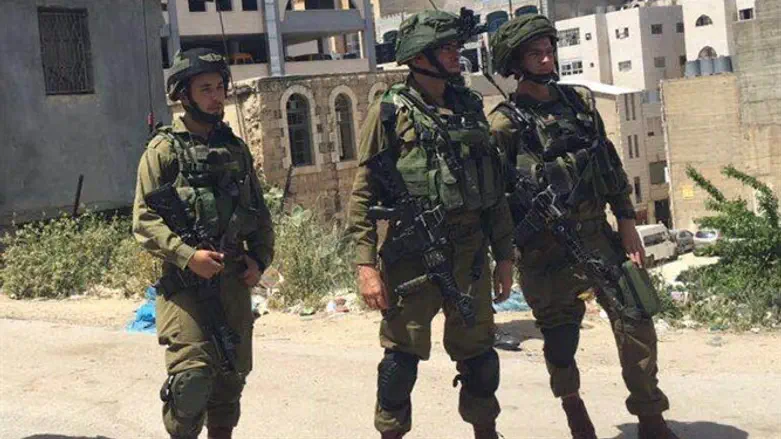 חיילים מאבטחים את הכניסה לקבר