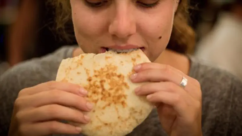 Eating pita (file)