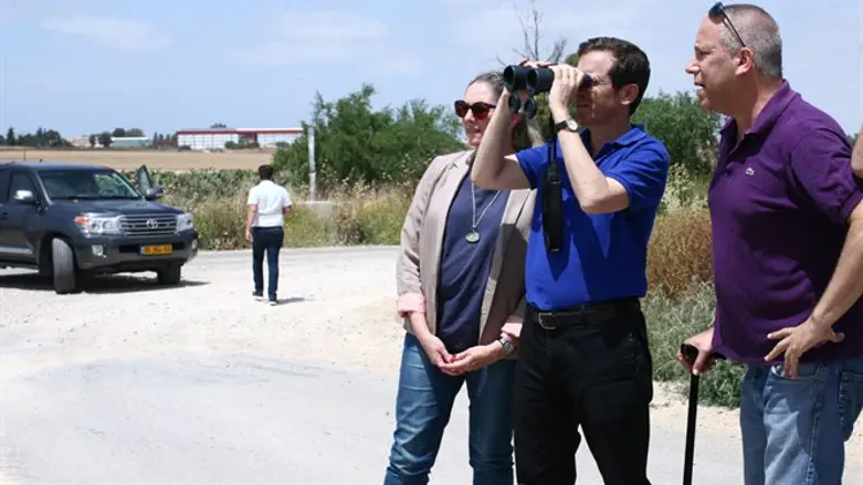 מימין: ראש מועצת אשכול גדי ירקוני, יצחק ומיכל הרצוג