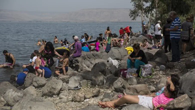 Israelis enjoy the beaches of the Kinneret