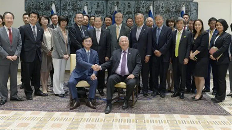 Реувен Ривлин и члены "Кэйдзай Доюкай"